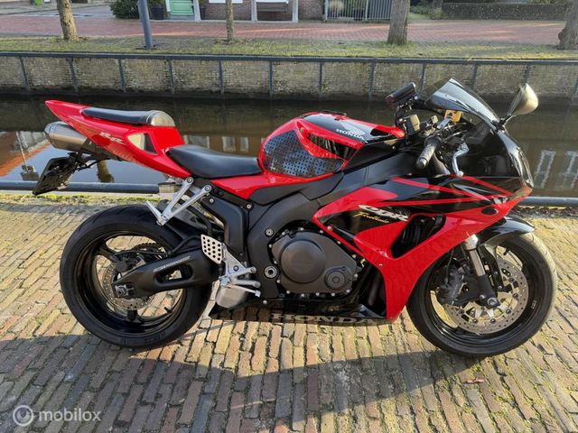 honda - cbr-1000-rr-fireblade