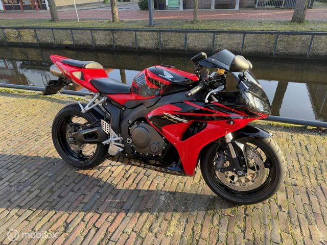 honda - cbr-1000-rr-fireblade