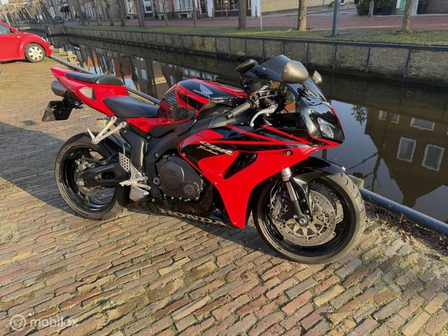 honda - cbr-1000-rr-fireblade