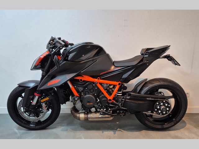 ktm - 1290-super-duke-r