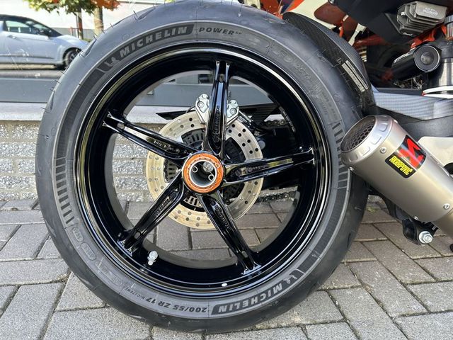 ktm - 1390-super-duke-r-evo