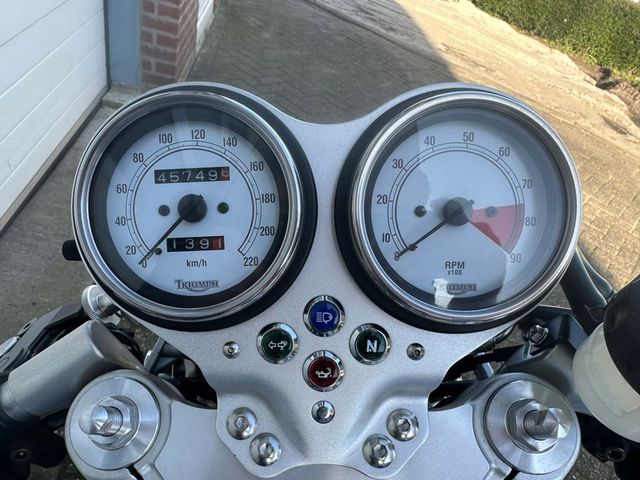 triumph - thruxton-900