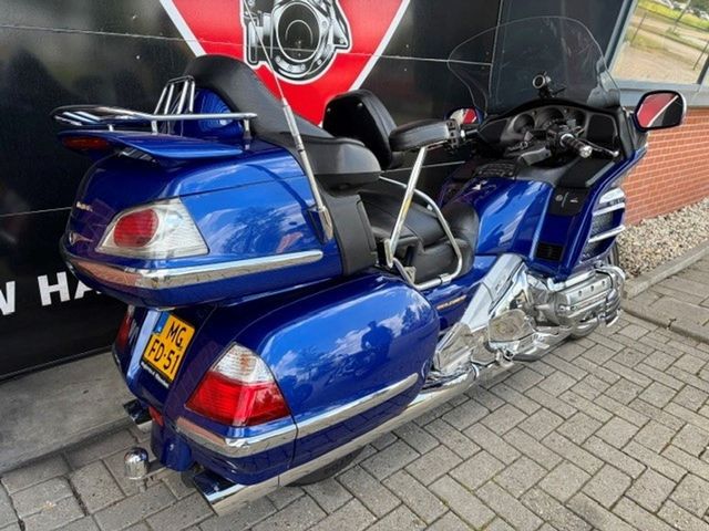 honda - gl-1800-goldwing-touring-deluxe