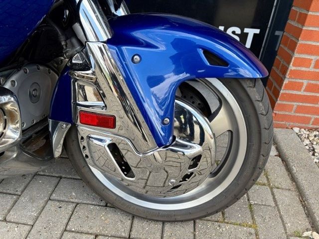 honda - gl-1800-goldwing-touring-deluxe