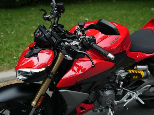 ducati - streetfighter-v2