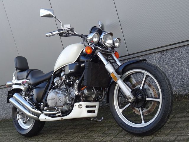 honda - vf-750-c-supermagna