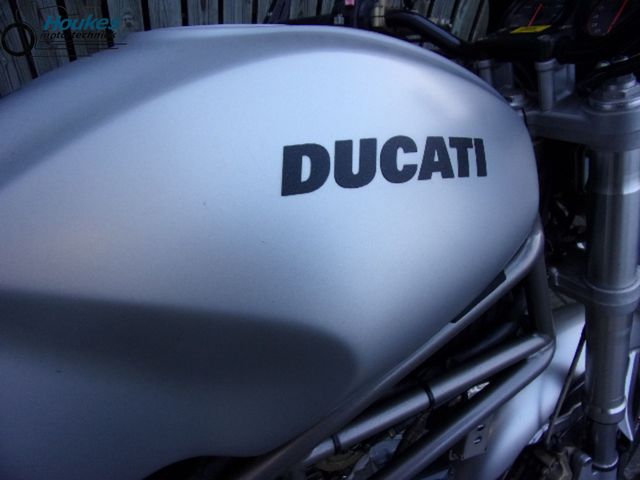ducati - m-900-monster