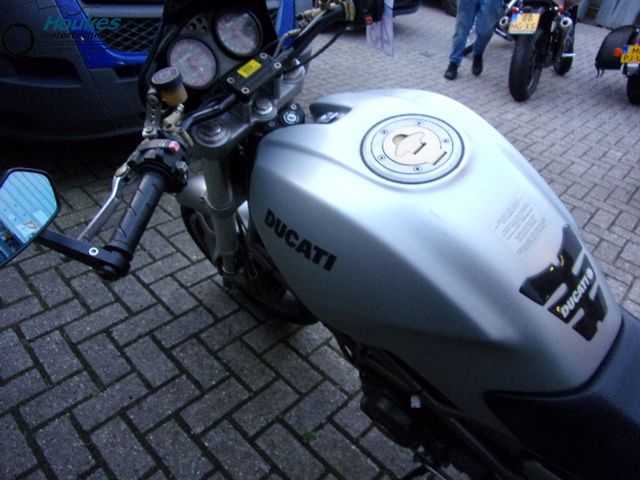 ducati - m-900-monster