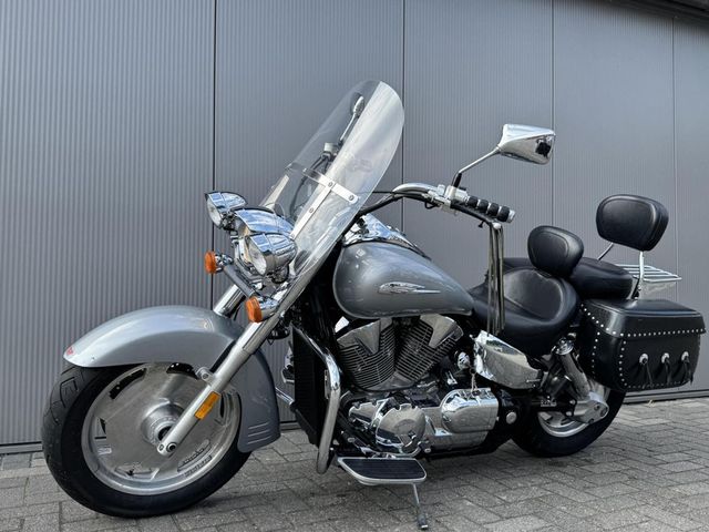 honda - vtx-1300-retro