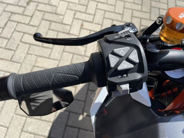 ktm - 1290-super-duke-r