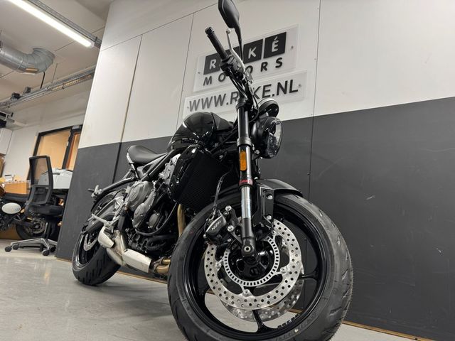 triumph - trident-660