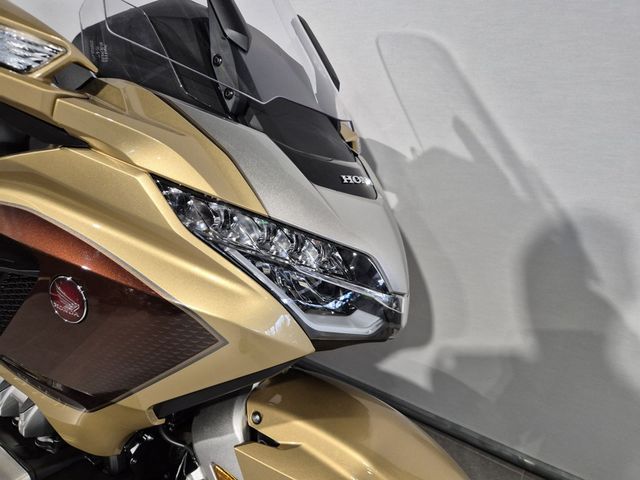honda - gl-1800-goldwing-touring-deluxe
