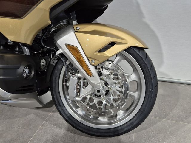 honda - gl-1800-goldwing-touring-deluxe