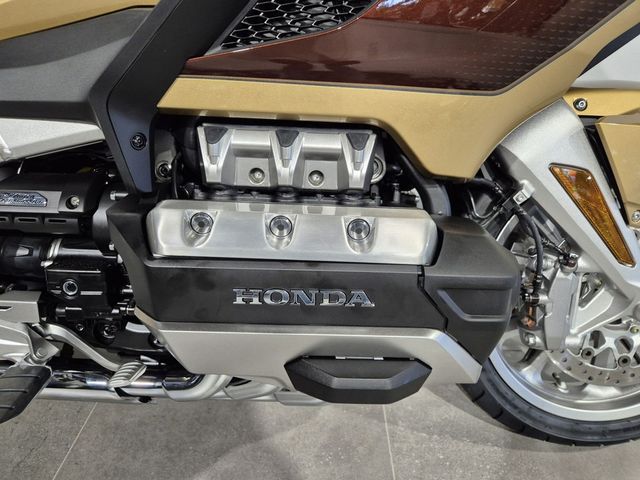 honda - gl-1800-goldwing-touring-deluxe