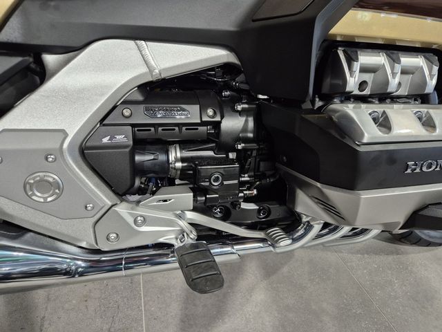 honda - gl-1800-goldwing-touring-deluxe