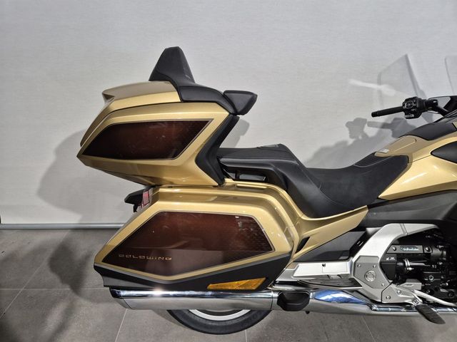 honda - gl-1800-goldwing-touring-deluxe