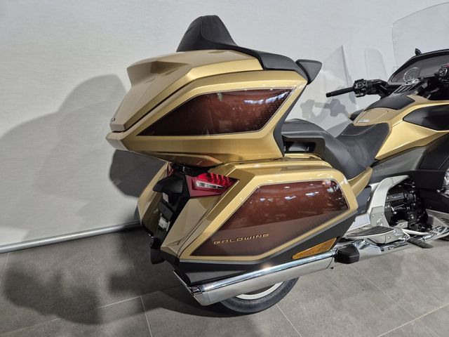 honda - gl-1800-goldwing-touring-deluxe