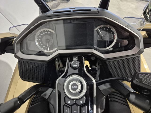 honda - gl-1800-goldwing-touring-deluxe