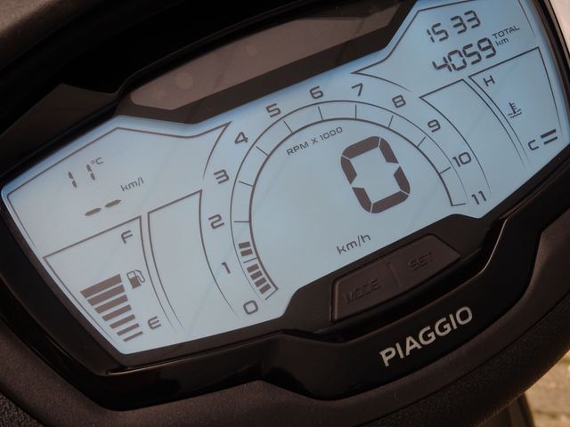 piaggio - beverly-deep-black-400