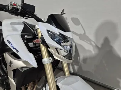 SUZUKI GSR 750 – foto 2