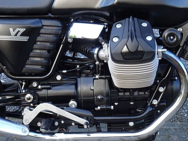 moto-guzzi - v-7-stone