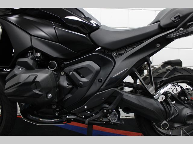 bmw - r-1300-gs-triple-black