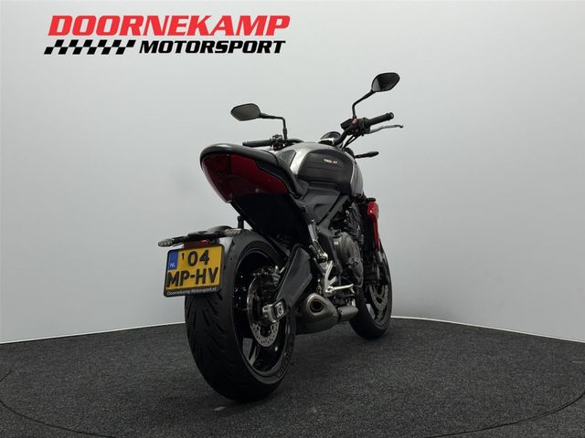 triumph - trident-660