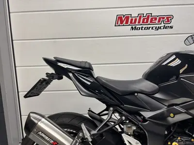 SUZUKI GSR 750 – foto 4