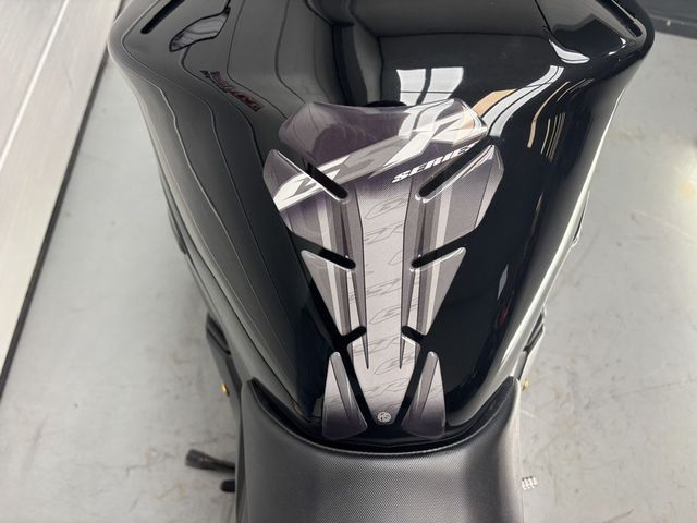 suzuki - gsr-750