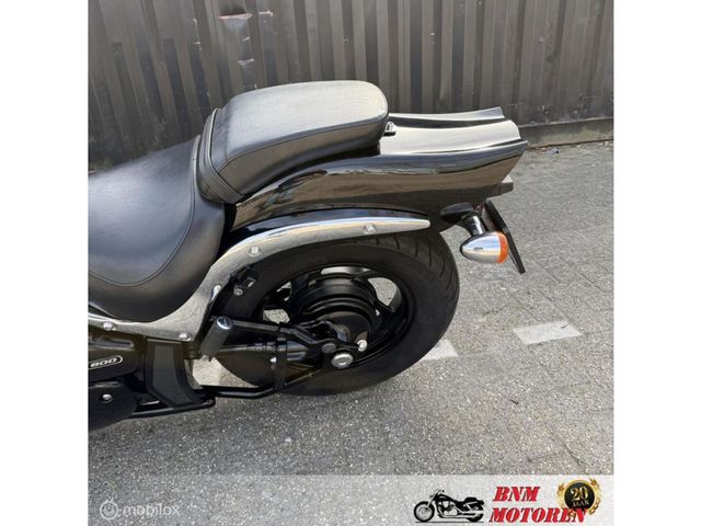 suzuki - 800-intruder