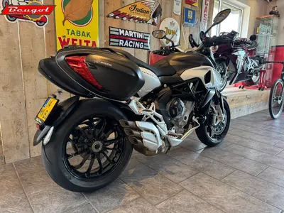 MV AGUSTA STRADALE 800 – foto 4