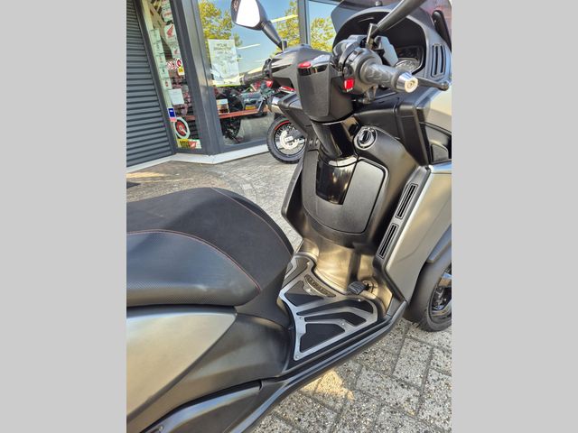 peugeot - metropolis-400