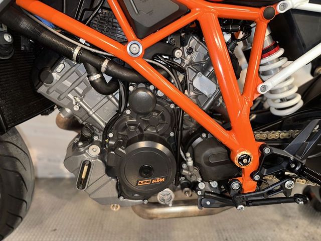 ktm - 1290-super-duke-r