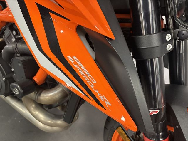 ktm - 1290-super-duke-r