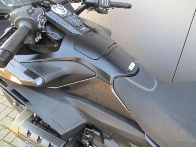 honda - gl-1800-goldwing-touring