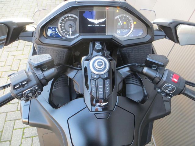 honda - gl-1800-goldwing-touring