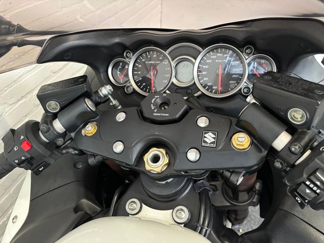 suzuki - gsx-r-1300-hayabusa