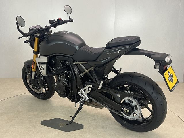 suzuki - gsx-8t