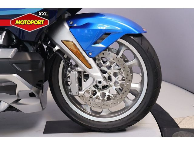 honda - gl-1800-goldwing-touring-deluxe