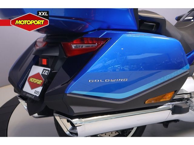 honda - gl-1800-goldwing-touring-deluxe