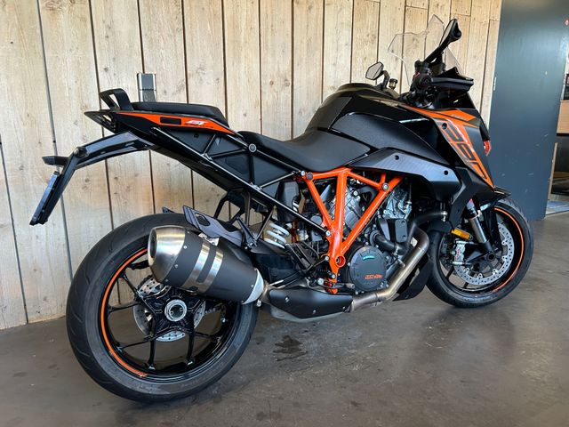 ktm - 1290-super-duke-gt