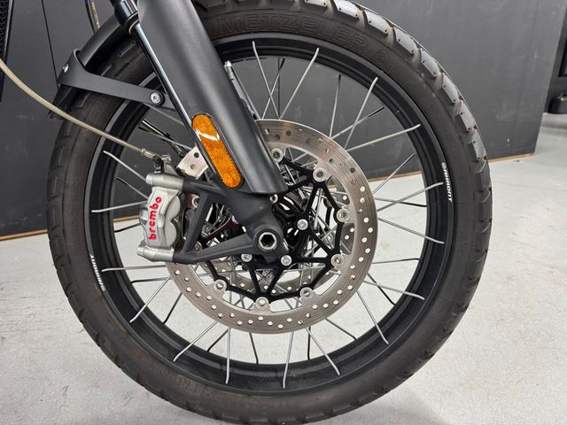 triumph - scrambler-1200-xe-bond-edition