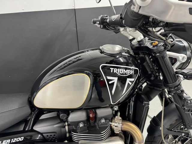 triumph - scrambler-1200-xe-bond-edition
