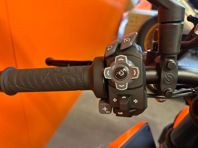 ktm - 1390-super-duke-r