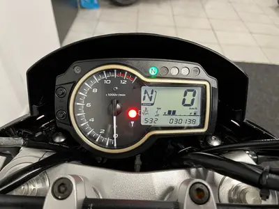 SUZUKI GSR 750 – foto 2