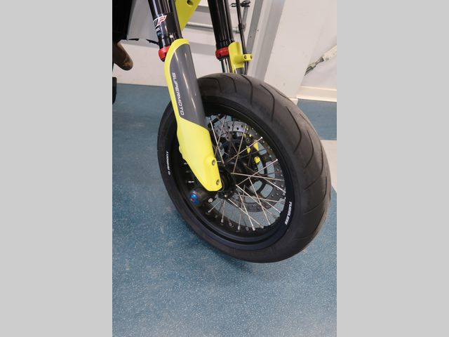 husqvarna - 701-supermoto