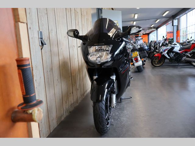 honda - cbr-1100--xx-super-blackbird
