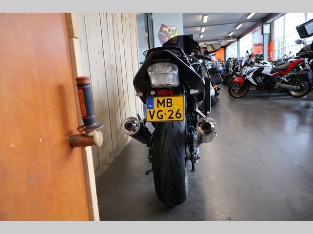 honda - cbr-1100--xx-super-blackbird