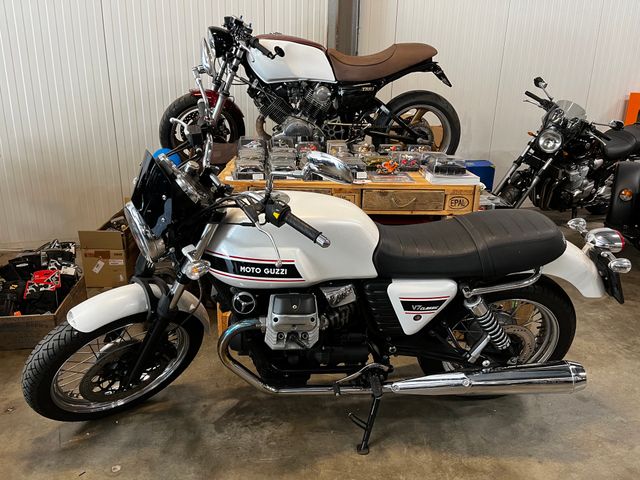 moto-guzzi - v-7-classic