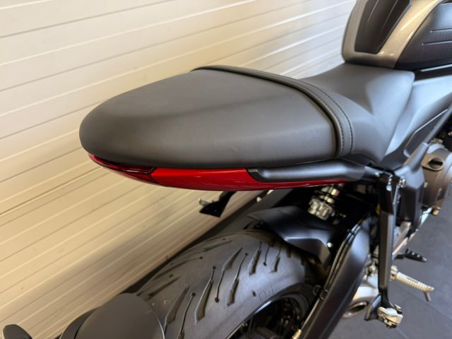 triumph - trident-660